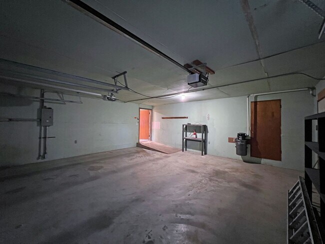 Building Photo - Rental ranch rambler - 3 bed, 2.5 bath, 2 ...