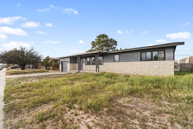 Building Photo - 1401 E 18th St