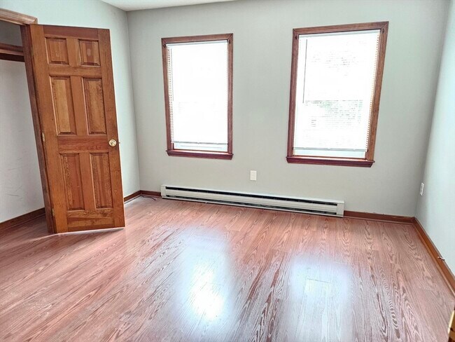Building Photo - 453 Pond St