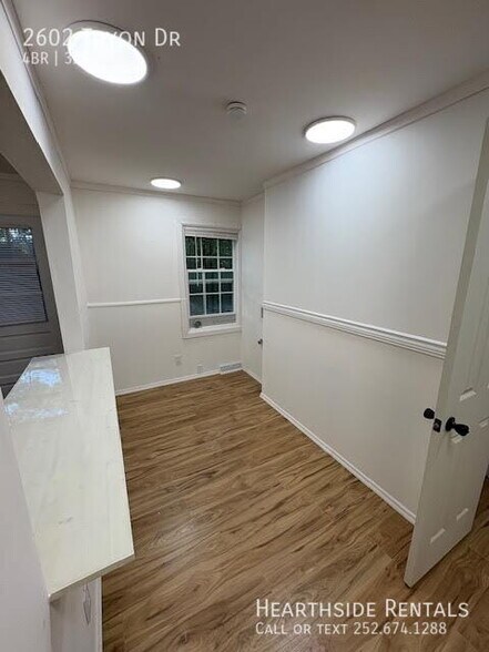 Building Photo - 2602 Tryon Dr