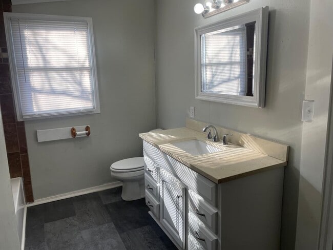 Building Photo - 626 Holly St