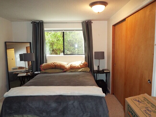 Building Photo - Spacious 1BR w/ Off-Street Parking | Quiet 4-Unit Building + Pet Friendly