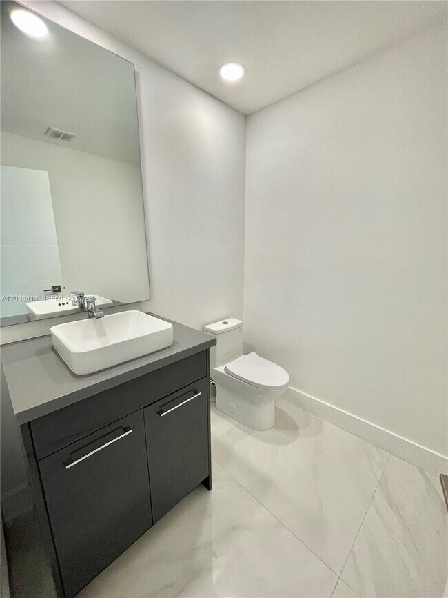 Building Photo - 5721 Bayview Dr