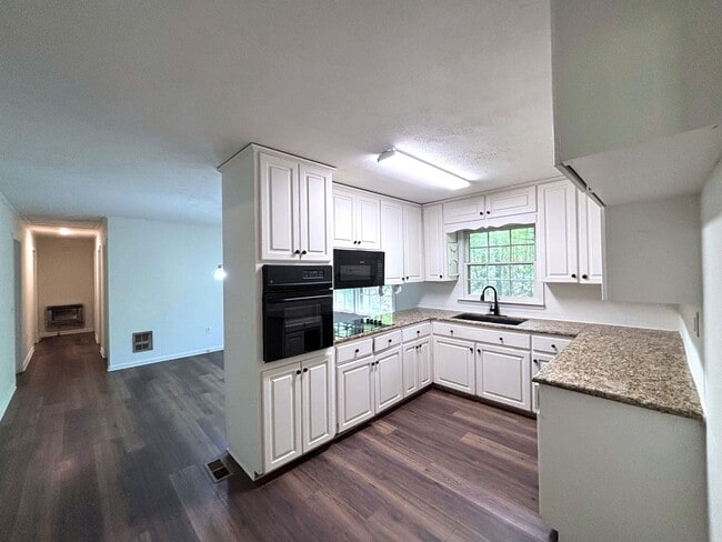 Building Photo - Private Wooded Retreat in Gainesville | 3 Bed | 2 Bath | Unfinished Basement