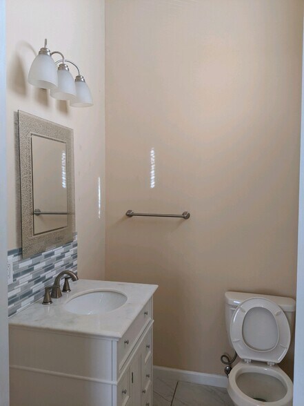 Building Photo - 3326 Ruckle St