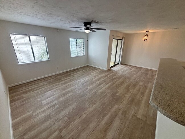 Building Photo - 2 Bedroom 2 1/2 bath in the Lakes Townhome...