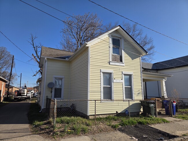 Building Photo - 423 Clover St