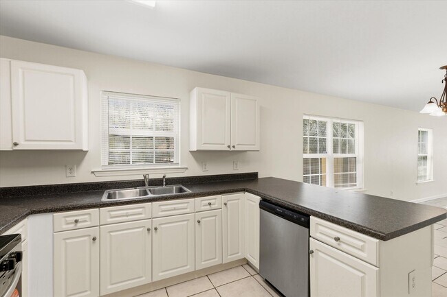 Building Photo - 735 Putnam Dr