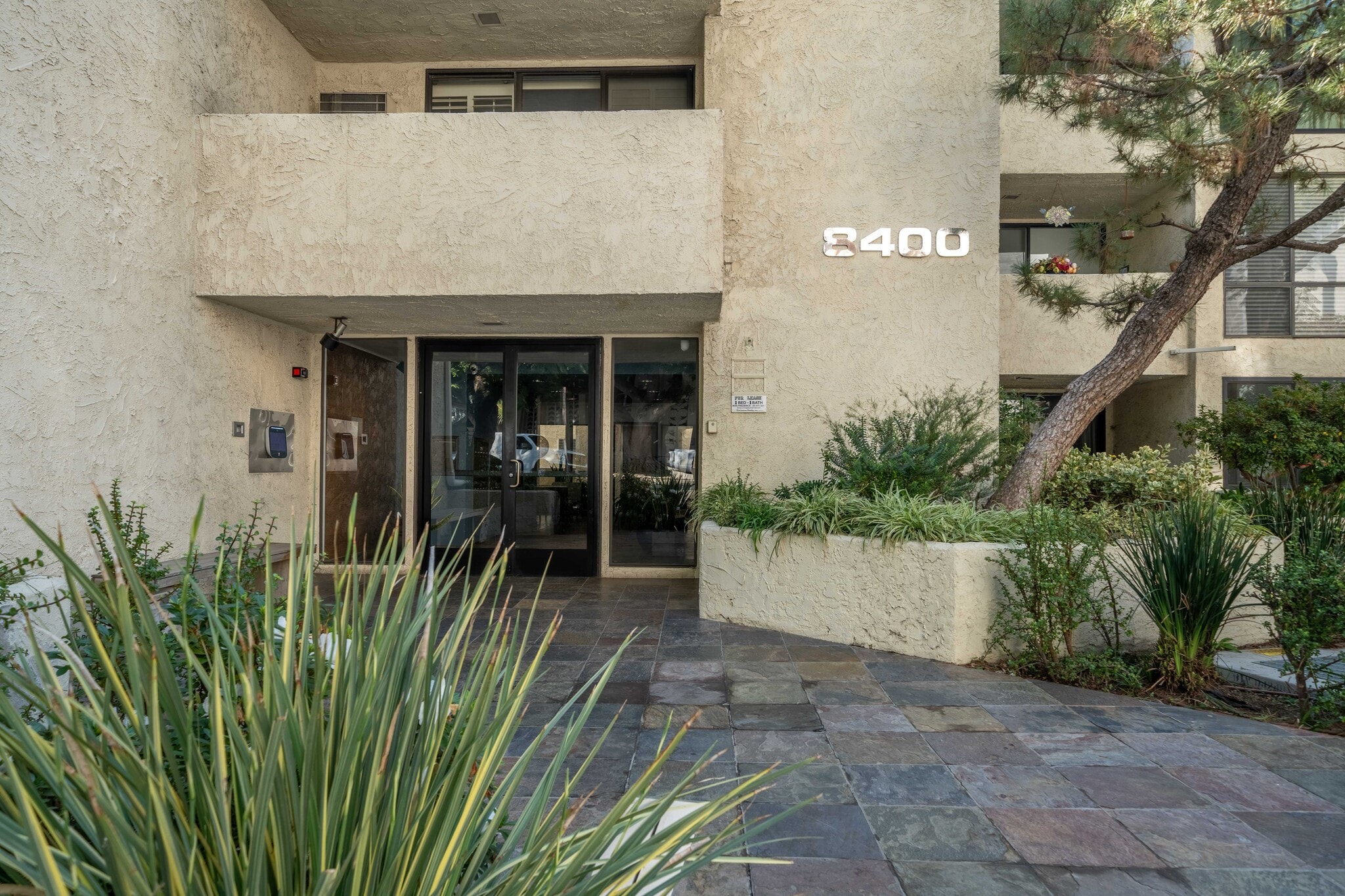 Building Photo - 8400 De Longpre Ave