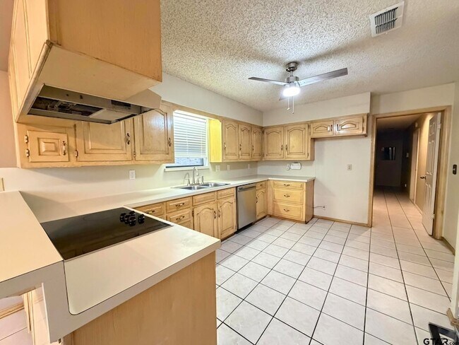 Building Photo - 2304 Deanna Ave