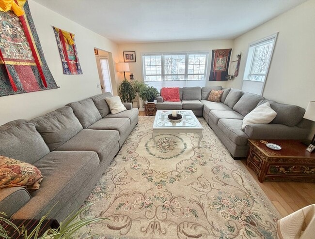 Building Photo - 4 Bedroom Home in South Burlington VT Available 4/1!