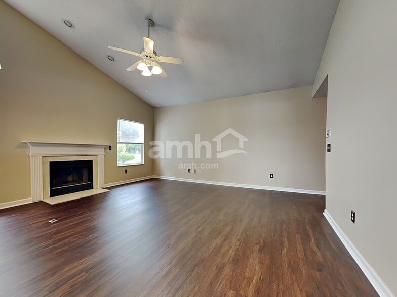 Building Photo - 3201 Creekshore Dr