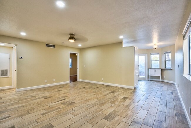 Building Photo - Fantastic 3 bed condo