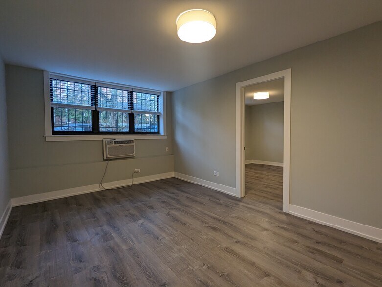 Building Photo - 456 W Barry Ave