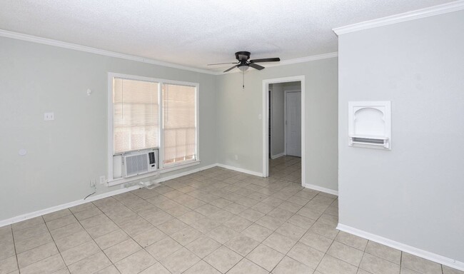 Building Photo - 903 W Kern Rd