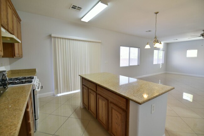 Building Photo - BEAUTIFUL 4BED/3BATH Home w/ 2 Car Garage ...