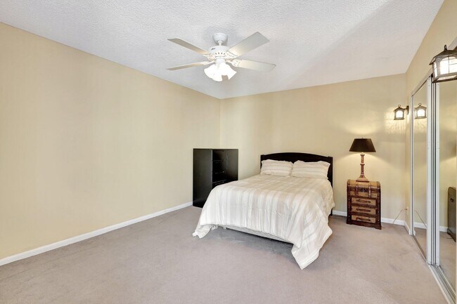 Building Photo - 1558 Shaker Cir