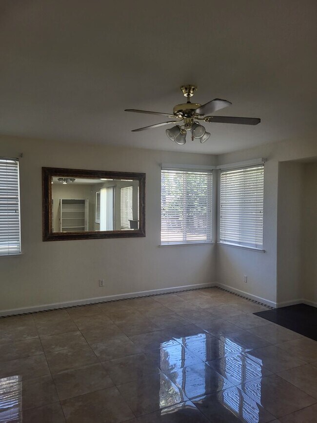 Building Photo - 5049 Pine Lake Ct