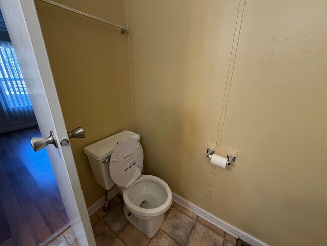 Building Photo - AVAILABLE NOW!