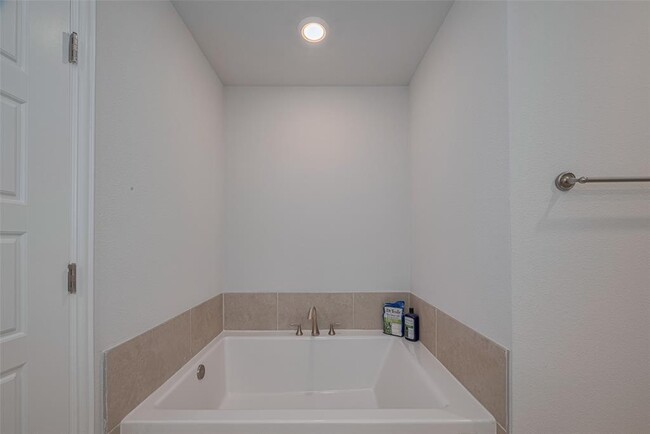 Building Photo - 5323 Vermilion Ct