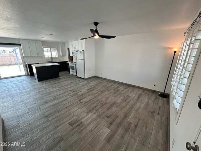 Building Photo - 413 W Piute Ave