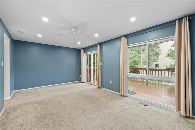 Building Photo - "Charming 4-Bed Townhouse with Granite Tou...
