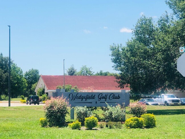 Building Photo - LARGE AND SPACIOUS 4/3 HOME IN WEDGEFIELD GOLF COURSE COMMUNITY