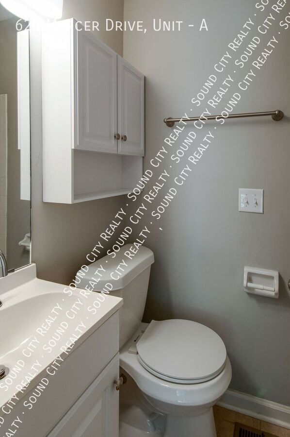 Building Photo - 625 Mercer Dr