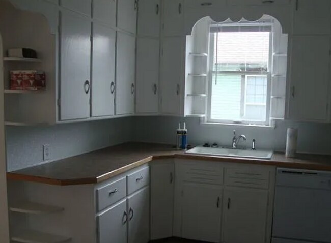 Building Photo - Live With Your Crew – 6 Bed Student Rental Near UNC!
