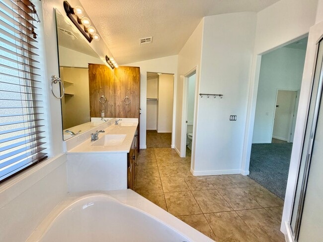 Building Photo - Beautiful Riverstone Home!!