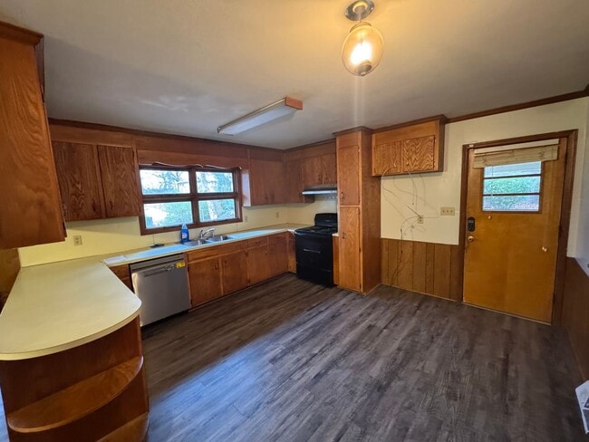 Building Photo - 3 bedroom 2 bathroom home!