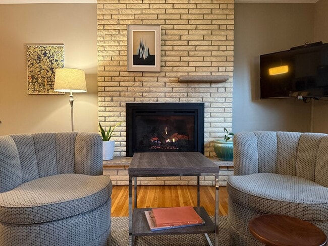 Building Photo - Beautiful 4-Bedroom, 2-Bathroom Home in Ed...