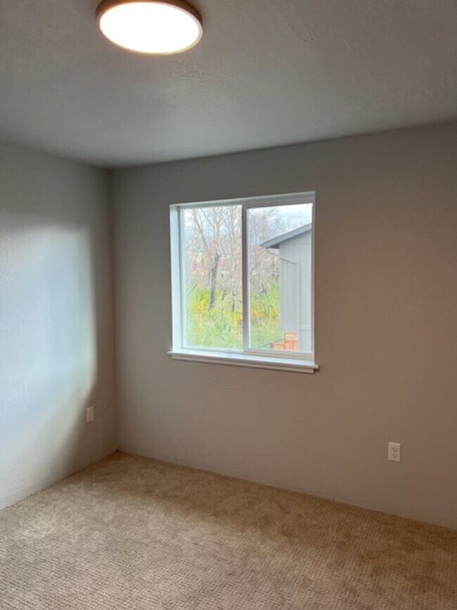 Building Photo - 2 BEDROOM/ 2 LEVELS TOWNHOME (Down the hill in front of Taco Bell in Phoenix Oregon)