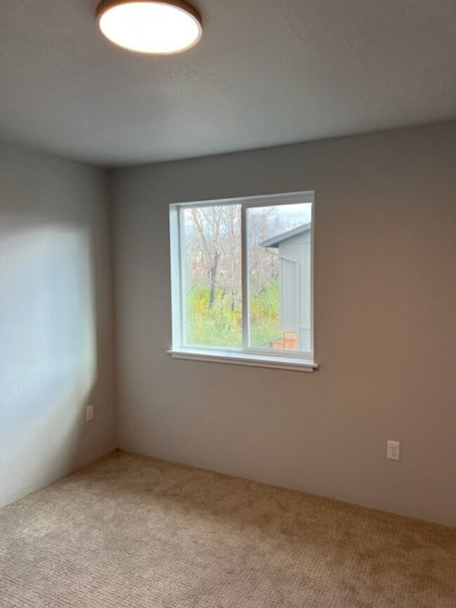 Building Photo - MOVE IN SPECIAL**  2 BEDROOM/ 2 LEVELS TOW...