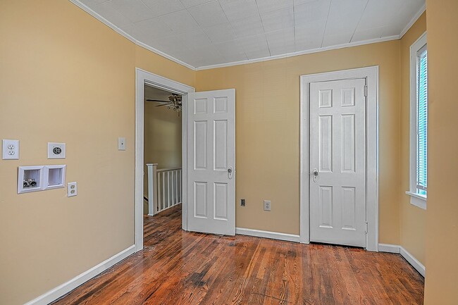 Building Photo - 3 Bdrms +Office / 2 baths Upstairs Apt - K...