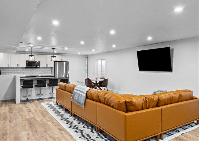 Building Photo - GORGEOUS Sandy Home!!!