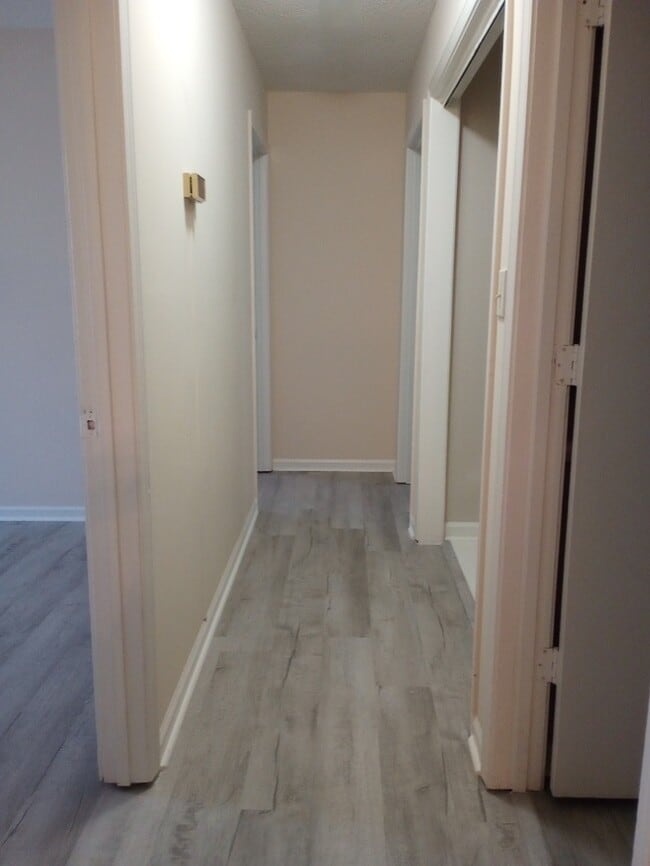 Building Photo - 3 Bedroom 2 Bathroom