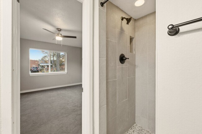 Building Photo - Beautiful 3-Bedroom, 2 Bath Home With Grea...