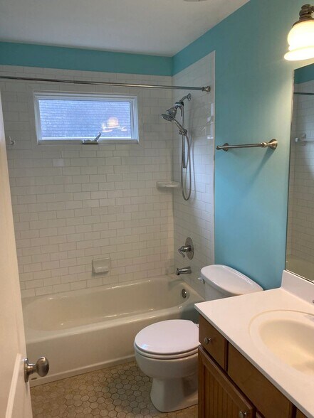 Building Photo - 945 Longley Ave NW