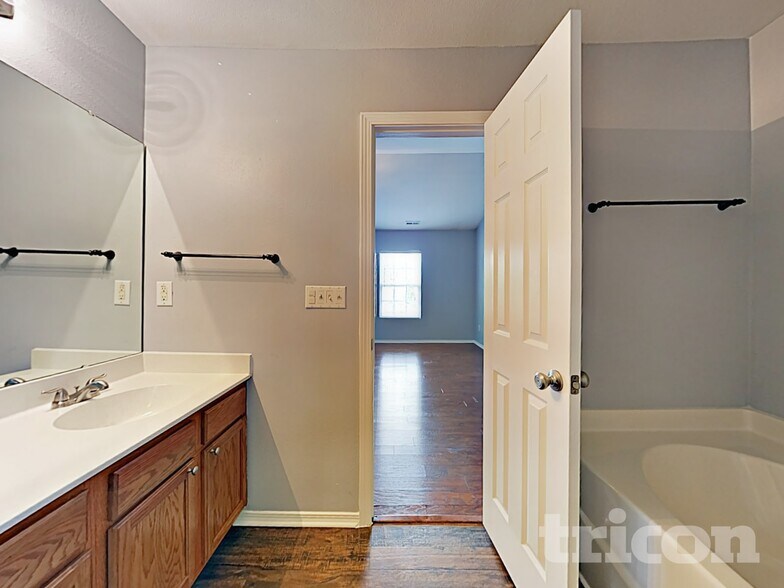 Building Photo - 4312 Larkhaven Village Dr