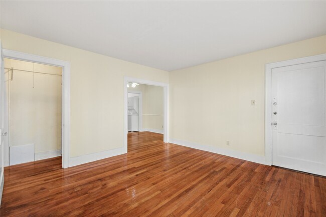 Building Photo - 401 W Clay St