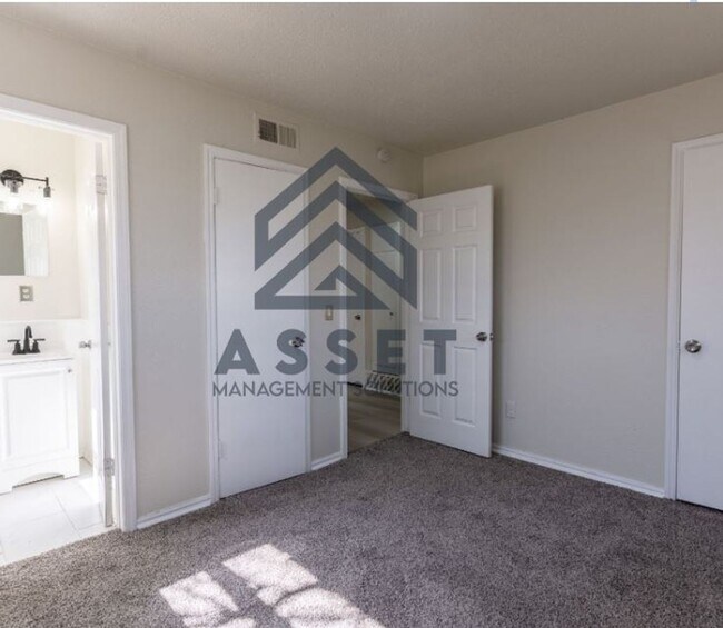 Building Photo - Lovely 4 Bed 1.5 Bath!!