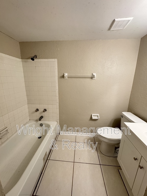 Building Photo - 8508 Pinehurst Dr