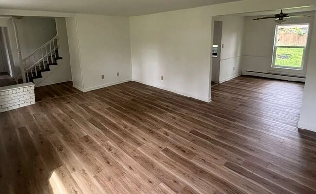 Building Photo - Four Bedroom Available for Immediate Move in!!