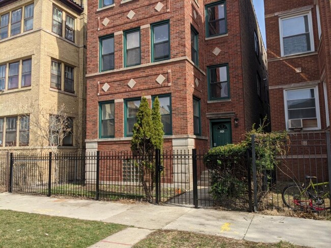 Building Photo - 2 bedroom in Chicago IL 60625