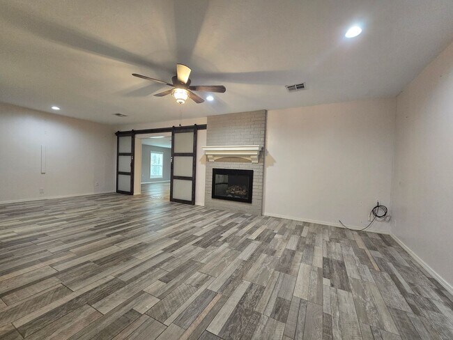 Building Photo - 4 bedroom 2 bath home in Seminole!