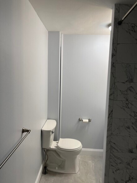 bathroom - 69 Calumet St