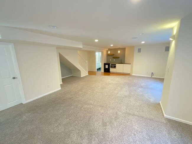 Building Photo - 6 Bedroom Home Available Near North Gate B...