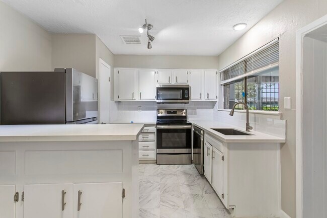 Building Photo - 6602 Indian Lake Dr
