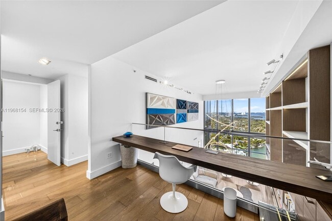 Building Photo - 601 NE 36th St